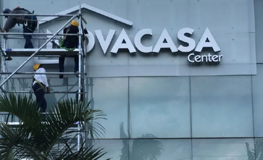 Fabricación y montaje de acrílicos publicitarios